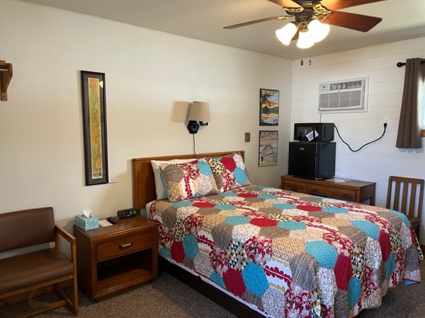 Single Queen Room Photo 4