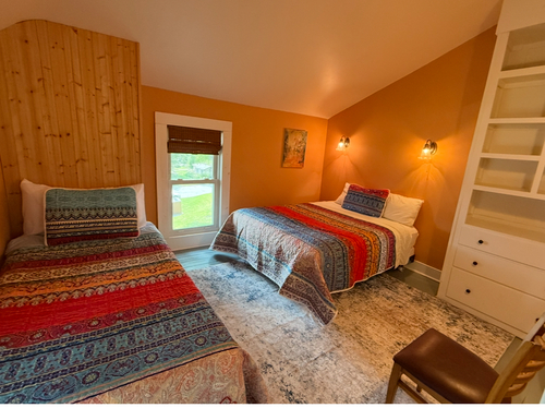 Upstairs Bedroom - Queen and Twin