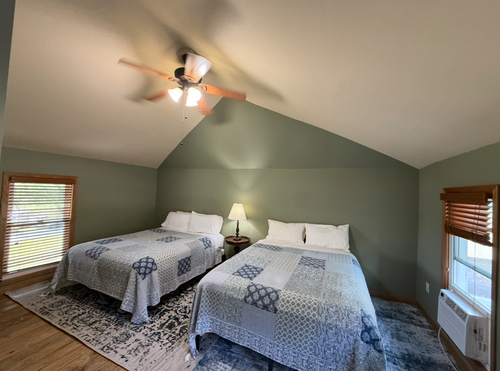 Upstairs Bedroom - 2 Queens