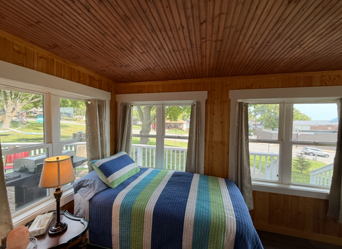 Sunroom Bedroom - 2 Twins