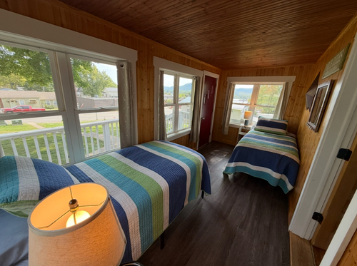 Sunroom Bedroom - 2 Twins